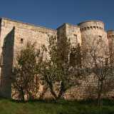 La masseria � abbandonata perlomeno da cinquant�anni e seppur circondata da un recinto pentagonale in pietra, � spesso preda di visite non desiderate